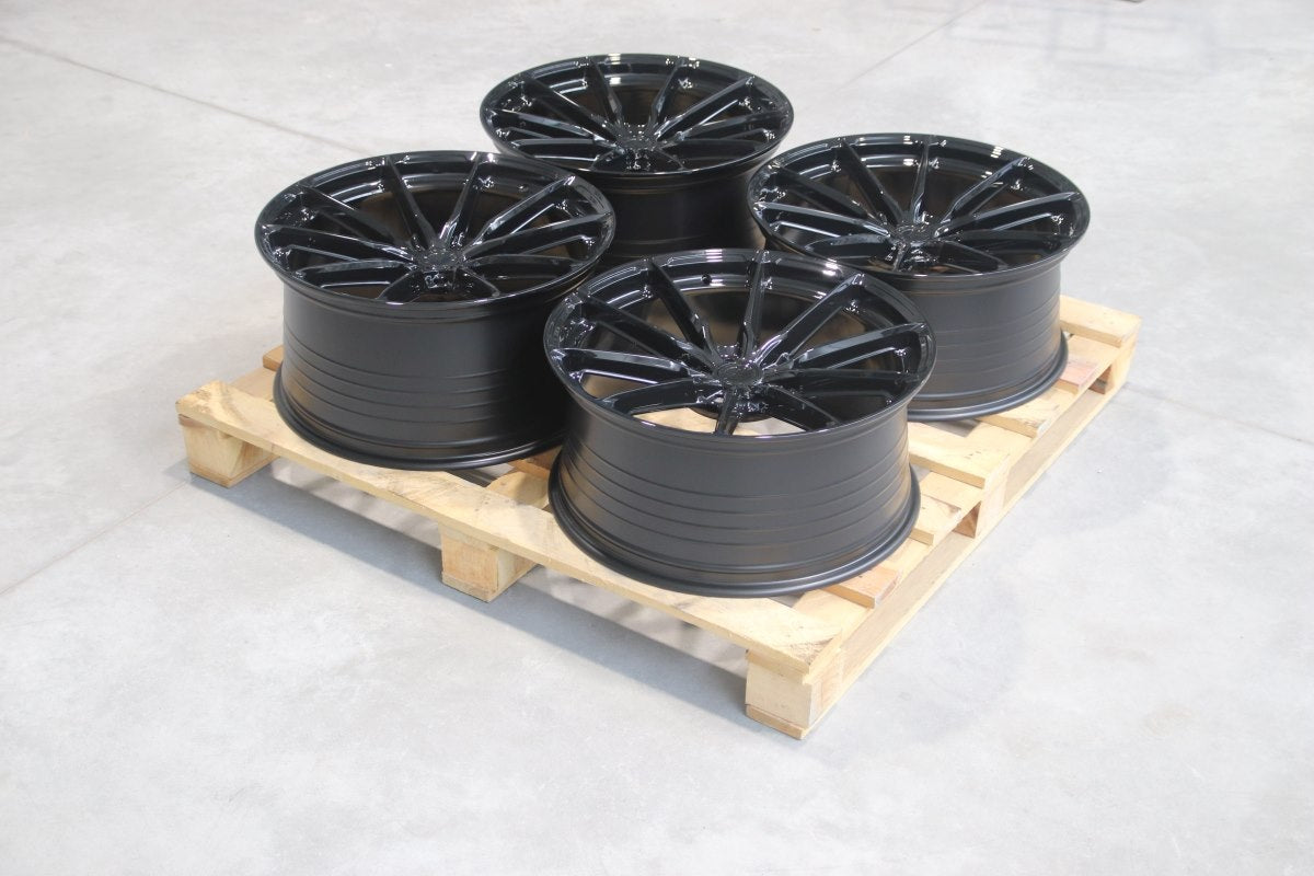 Set Jante Japan Racing JR37 21x9,5 ET35 + 21x10,5 ET40 5x114,3 Negru Lucios