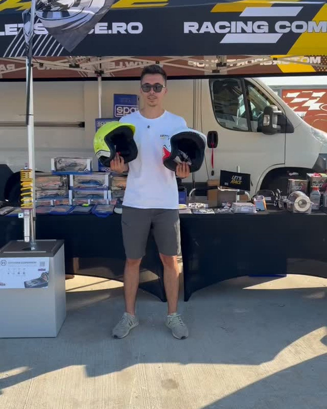 Reel Instagram Let's Race: casti la standul din padoc