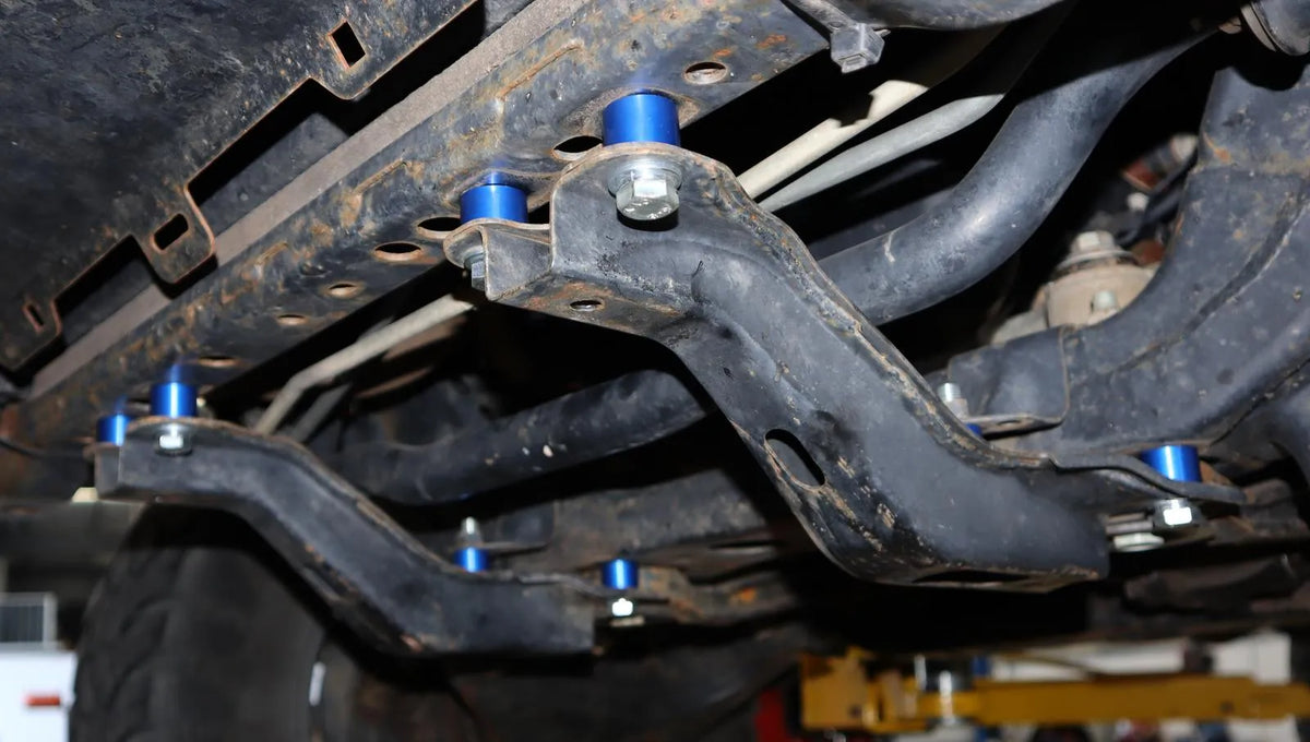 Kit distantiere coborare traversa sasiu SuperPro pentru Toyota Hilux - TRC9012